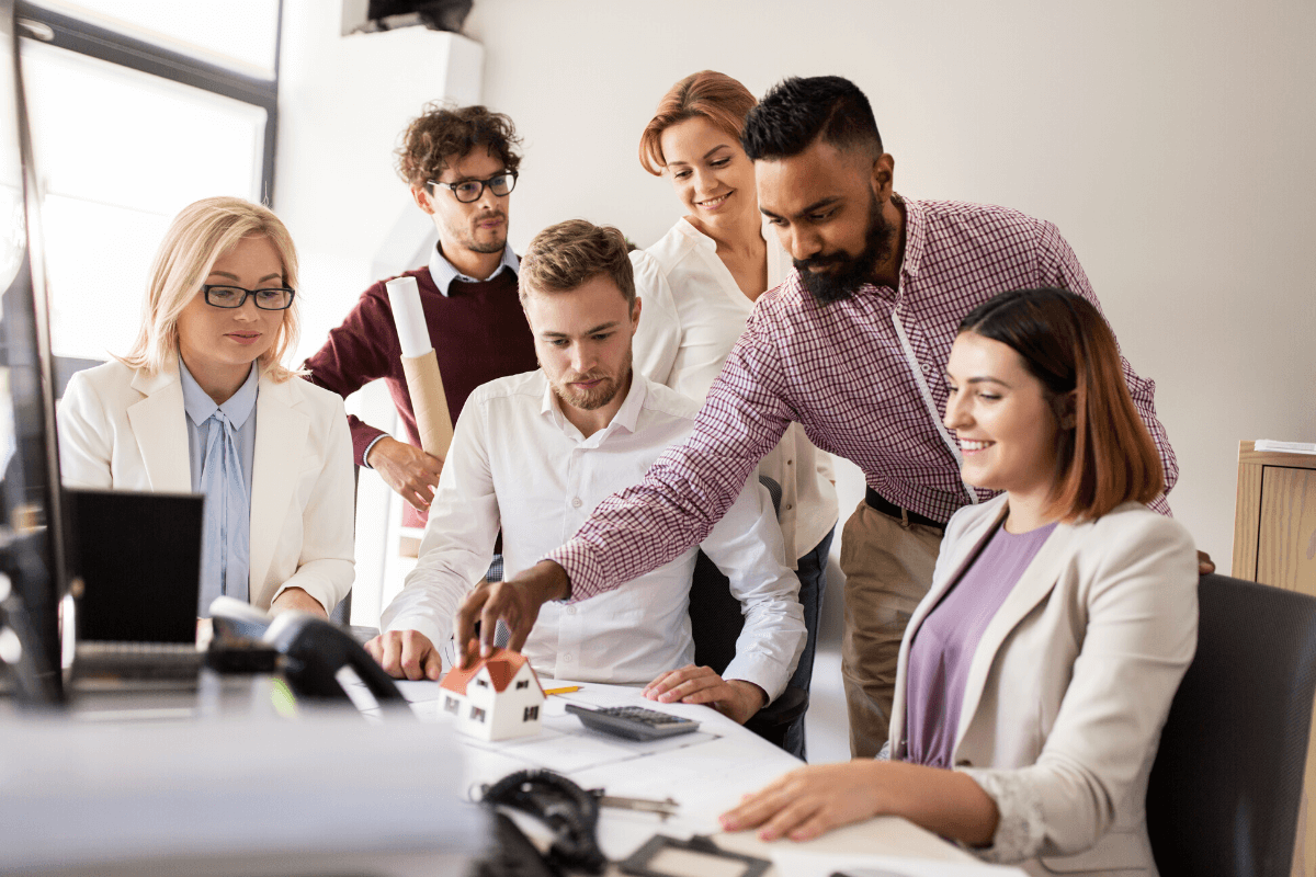 business team of 6 people looking at a screen together - team effectiveness assessment on truby achievements website, leading provider of leadership development training